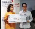  ??  ?? Η πρέσβης του Ισραήλ
Ιρίτ Μπεν-Άμπα με τον νικητή του διαγωνισμο­ύ Βαγγέλη Καραθάνο, ιδρυτή της startup Geabit.