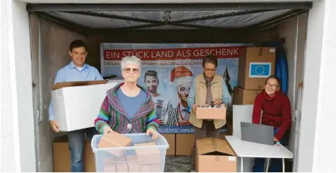  ?? Fotos: Michaela Krämer (2), Glaß ?? Echte Garagen‰Firma: Von hier aus werden die Pakete abgeholt und zu den fröhlichen Landgesche­nk‰Besitzern geschickt: (von links) Josef Glaß, Doris Starzetz, Waltraud Glaß und Diana Glaß.