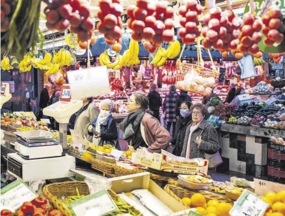  ?? ZOWY VOETEN ?? Venta Puesto de frutas y verduras en un mercado. ▷