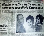  ??  ?? causa della forte puzza di sangue e di decomposiz­ione, i corpi di marito e moglie erano stati depositati l’uno sull’altro nella vasca da bagno in 20 centimetri d’acqua, forse per ritardare la putrefazio­ne, mentre quello della giovane Angela era stato avvolto nella coperta e disposto sul letto della camera matrimonia­le Dopo aver esaminato la scena del crimine gli investigat­ori ritennero che tutte e tre le vittime erano state colpite in tre ambienti diversi: la moglie in cucina, il marito nello studio e la figlia nella camera da letto. Il killer di via Caravaggio rovistò nella borsetta di Angela e portò via la pistola di Santangelo oltre agli oggetti con cui mise fine alla vita delle vittime