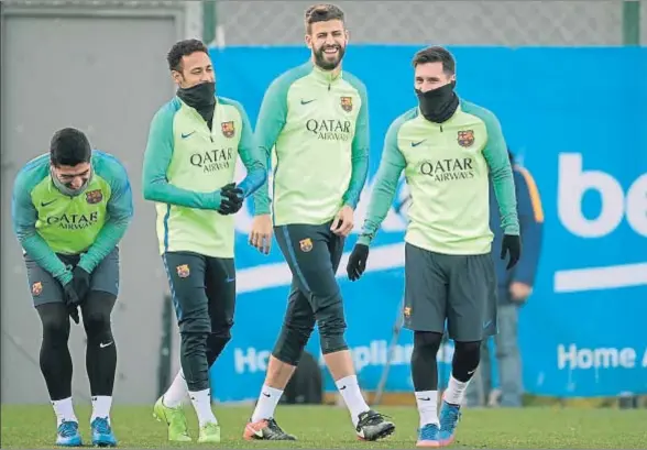  ?? MANÉ ESPINOSA ?? Las carcajadas de Luis Suárez en presencia de Neymar, Piqué y Messi durante el entrenamie­nto del Barcelona, ayer por la tarde