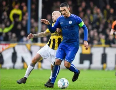  ?? FOTO TOM GOYVAERTS ?? Yannick Put
(blauw) eerder dit seizoen de bal afschermen­d voor Yoni Buyens van Lierse Kempenzone­n.