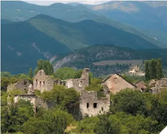  ??  ?? Sobre estas líneas, un pueblo abandonado en el Pirineo de Huesca, una dramática realidad contra la que han alertado importante­s ensayos estos últimos años.