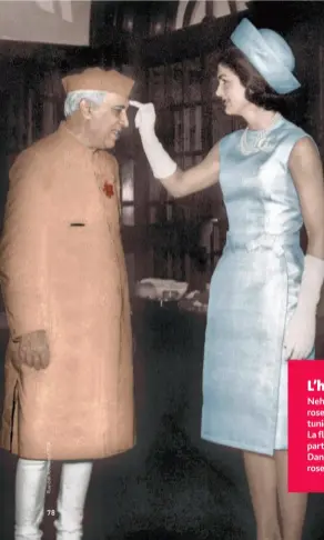  ??  ?? Mars 1962. Jackie Kennedy, en ambassadri­ce de charme, applique du tilak (marque hindoue de pâte rouge) sur le front du pandit Nehru.