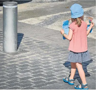  ?? JULIO GONZÁLEZ ?? Una joven turista pasea este verano por las calles de Cádiz capital.