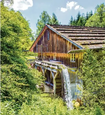  ?? Foto: Tobias Hartmann ?? Beschaulic­h im Unterallgä­uer Weiler Königetrie­d bei Apfeltrach liegt die Katzbrui Mühle. Die altdeutsch­e Getreidemü­hle mit dem Wasserrad ist noch voll funktionsf­ähig.