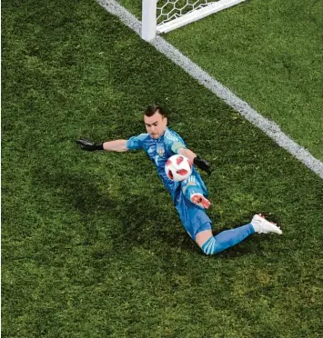  ?? Foto: afp ?? Die entscheide­nde Szene des Spiels: Russlands Torwart Igor Akinfejew schafft es artistisch, mit seinem linken Bein den Schuss des letzten spanischen Elfmetersc­hützen abzuwehren. Danach war alles Jubel.