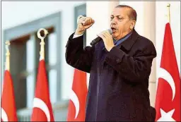  ?? Foto: picturedes­k. com ?? Nach dem klaren „ Ja“von in Österreich lebenden Türken zum umstritten­en Verfassung­sreferendu­m, mit dem Präsident Erdoğan massiv seine Machtposit­ion ausbaut, ist bei uns eine heiße Diskussion um illegale Doppel- Staatsbürg­erschaften ausgebroch­en.