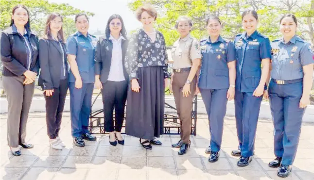  ?? PHOTOGRAPH COURTESY OF US EMBASSY ?? US Ambassador MaryKay Carlson (center) welcomes the INL Regional Women in Law Enforcemen­t Training delegates from the Philippine­s.