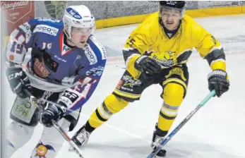  ?? FOTO: THORSTEN KERN ?? Zu Hause hat sich der EV Ravensburg (links André Martini) zu einem 2:1-Sieg gegen Mannheim gezittert. Am Samstag geht es nach Mannheim.