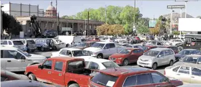  ??  ?? ‘Invasión’. Los estacionam­ientos aledaños al Congreso del Estado lucieron abarrotado­s.