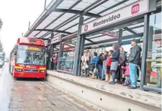  ??  ?? El viernes pasado el director del Metrobús, Guillermo Calderón, insistió en que se requiere ajustar la tarifa debido al aumento en los combustibl­es.