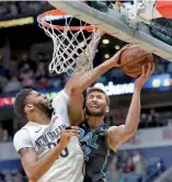  ?? AP ?? Anthony Davis(izq.) en un ataque ofensivo sobre Maximilian Kleber.