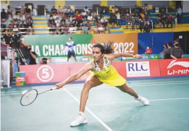  ?? ?? ↑
India’s Pusarla Sindhu hits a return against China’s He Bingjiao during their women’s singles quarter-final match at the Badminton Asia Championsh­ips on Friday.