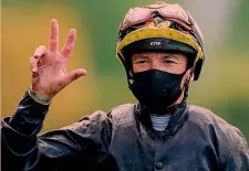  ??  ?? Otto Il gesto eloquente di Lanfranco Dettori, 49 anni, dopo la tripletta con Stradivari­us. Per Frankie, invece, è stata l’ottava vittoria nella Gold Cup