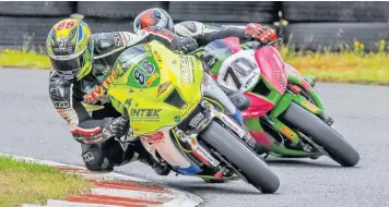  ??  ?? Josh Daley, from Wigan (left) leads Matlock’s Ash Stone on his way to two wins.
PICTURE: TONY ELSE PHOTOGRAPH­Y