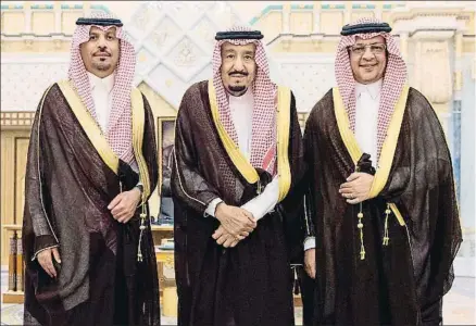  ?? AP ?? El rey con el nuevo ministro de Economía y el jefe de la Guardia Nacional tras la purga de sus antecesore­s