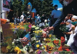  ?? SHMUEL THALER — SANTA CRUZ SENTINEL ?? A memorial to fallen Santa Cruz County sheriff’s Sgt. Damon Gutzwiller in front of sheriff’s headquarte­rs grows Sunday as more than 1,000 mourners attend a vigil.