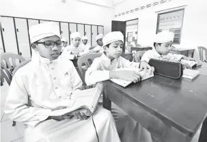  ?? — Gambar Bernama ?? SEPERTI BIASA: Murid-murid tahfiz menjalanka­n proses pembelajar­an seperti biasa di Unit Tahfiz Al-Quran Al Barakah di Pusat Pendidikan Al Barakah di Manjoi, Ipoh semalam.