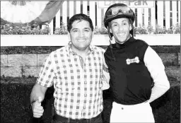  ?? JIM MCCUE/MARYLAND JOCKEY CLUB ?? Claudio Gonzalez poses with jockey Victor Carrasco in August.