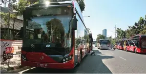  ?? DEBORA DANISA SITANGGANG/JAWA POS ?? MASUK KANDANG: Suroboyo Bus untuk sementara diparkir di area Terminal Purabaya.