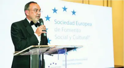  ?? ?? David Abejón González, director de la Unidad del Dolor en Quirón Madrid, saludó a los premiados