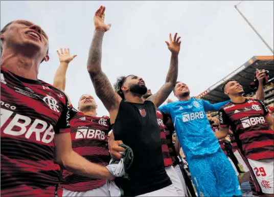  ?? ?? Los jugadores de Flamengo celebran su victoria en la Libertador­es.