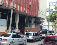  ??  ?? hogar y tienen a cargo a sus hijos o padres, dio a conocer el Inam. EDIFICIO. El exfunciona­rio llegó al Ministerio Público ayer.