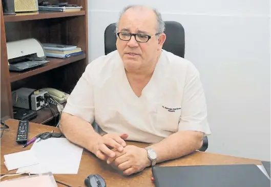  ?? ECO DE TANDIL ?? En su clínica. Germán Cardoso afirma que su trabajo es “equiparabl­e” con el de un médico que hace fertilizac­ión asistida.