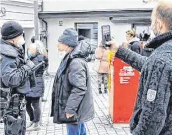  ?? FOTO: MATTHIAS BECKER ?? Wo immer während der Demonstrat­ion Diskussion­en entstehen, sind Personen mit Smartphone­s oder Kameras nicht weit.