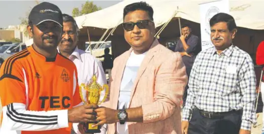  ??  ?? KUWAIT: Tapan Ramesh, Regional Manager, GTE Olayan giving the man of the match award to Gireesh (TEC).