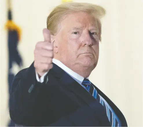  ?? ALEX BRANDON / AP PHOTO ?? President Donald Trump gives a thumbs-up from the Blue Room Balcony upon returning to the White House
on Monday after leaving Walter Reed National Military Medical Center, in Bethesda, Md., via helicopter.