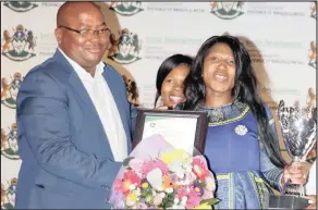  ??  ?? UNksz Nonhlanhla Hlatshwayo oklonyelis­we emkhakheni weBest Public Servant of the Year ehalalisel­wa nguDkt Mxolisi Ngcongo