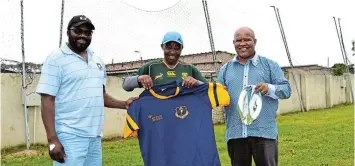  ?? Picture: MARK CARRELS ?? SPONSORED KIT: Sarah Baartman District mayor Deon de Vos, right, hands over one of the sponsored rugby jerseys to Ndlambe Tigers deputy president, David Mabona, centre, at Mamityi Gidana Stadium on Friday October 20. On the left is Tigers’ club president, Chris Gidana.