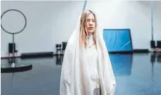  ?? FOTO: SUSAN BOLZ/DPA ?? Valentina Schatzer, bekannt aus der TV-Serie „Blind ermittelt“, steht als Maria Magdalena auf der Bühne im Festspielh­aus Neuschwans­tein.