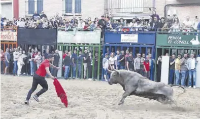  ?? NOMDEDEU ?? La expectació­n por el primer toro cerril de la Pascua Taurina de l’Alcora llenó en la tarde de ayer el recinto de aficionado­s.