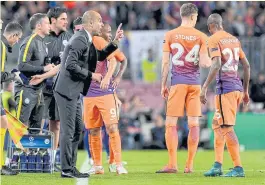  ??  ?? Pep Guardiola gives instructio­ns to his players during the Barcelona game.