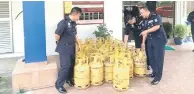  ??  ?? RAMPAS: Pajeri (kanan) bersama Pegawai Pemerintah Marin Sandakan DSP Rusdin Banin (kiri) memeriksa tong gas di Markas Operasi Pasukan Polis Marin Sandakan.