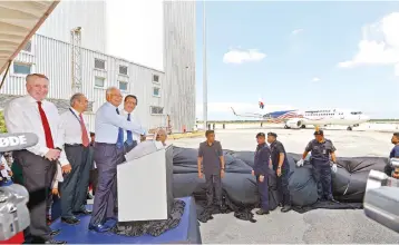  ?? — Bernama photo ?? Najib is seen launching the Negara-Ku livery on the Malaysia Airlines’ B737-800 aircraft yesterday. Also present were Transport Minister Datuk Seri Liow Tiong Lai (right), MAB chairman Tan Sri Md Nor Yusof (second left) and Bellew.