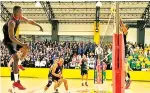  ??  ?? Durante un juego de Voleibol en la Escuela de Policía, Fernando sostiene el balón (der.).