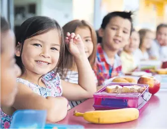  ?? ISTOCK ?? La comunidad educativa debe propiciar el acceso a alimentos frescos y sanos para los estudiante­s.