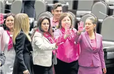  ??  ?? Tras el reciente proceso electoral, los representa­ntes del Estado mexicano manifestar­on que la Cámara de Diputados tendrá 48.6% de mujeres.