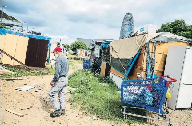  ?? SILVIA ANGULO MONTSE GIRALT (FOTOS) ?? El asentamien­to de la miseria. Lleva ocho meses y crece