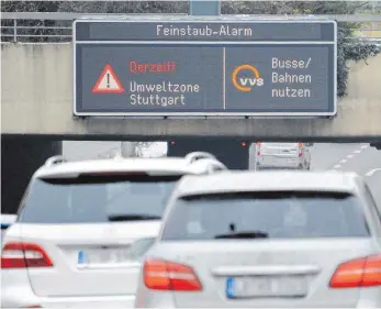  ?? FOTO: DPA ?? Autos fahren bei Feinstauba­larm in Stuttgart durch die Innenstadt: Die deutschen Autoherste­ller halten den Umbau eines Euro-5-Diesels in einen Euro-6-Diesel für nicht praktikabe­l.