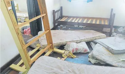  ??  ?? Todo en el piso. Una foto difundida ayer de los destrozos en una de las habitacion­es de los argentinos.