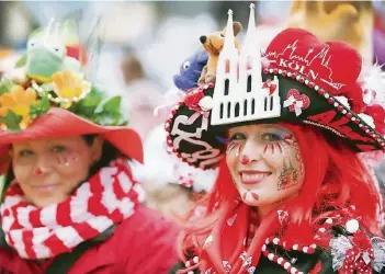  ?? FOTO: DPA (ARCHIV) ?? Am Donnerstag­vormittag fällt um 11.11 Uhr auf dem Alter Markt der Startschus­s für den Kölner Straßenkar­neval. Dann wird in der Domstadt sechs Tag durchgefei­ert.