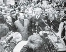  ?? Foto: Schöllhorn ?? 1989 war Kohl mit Frankreich­s Staatschef Mitterrand in Günzburg. Von links Landrat Simnacher, Mitterrand, Oberbürger­meister Köppler, Kohl, Waigel.