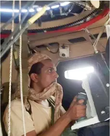  ??  ?? جندي يمني يراقب تحركات الميليشيات في الحديدة أمس. (عكاظ)