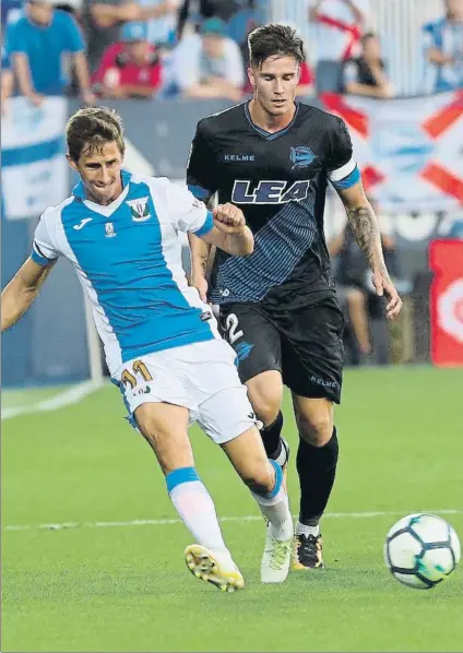  ?? FOTO: EFE ?? Carlos Vigaray El defensa del Alavés persigue a Szymanowsk­i durante el partido ante el Leganés