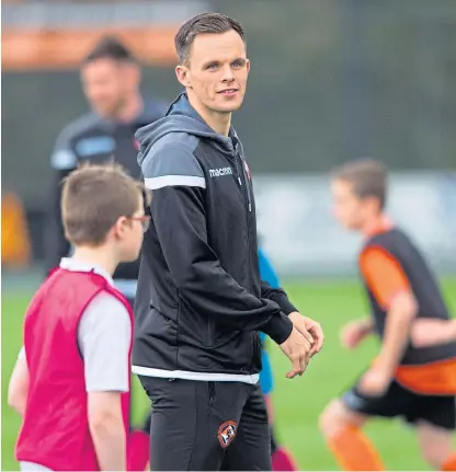  ?? Picture: SNS. ?? Lawrence Shankland pictured as children from United’s junior supporters’ club, the Junior Tangerines, trained with the first team.